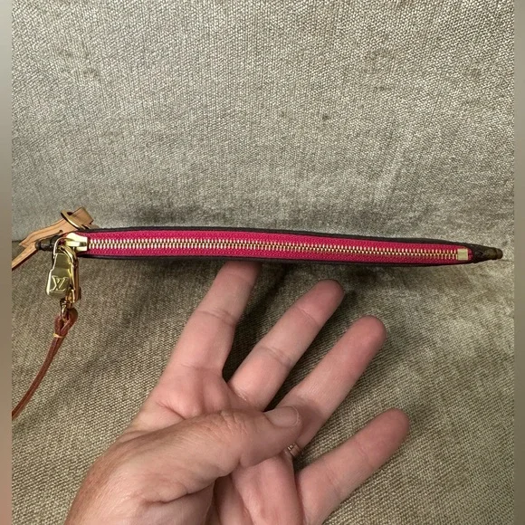 LOUIS VUITTON - NEW Neverfull Pink Pivone Pochette Monogram - for PM or … - Picture 9 of 10